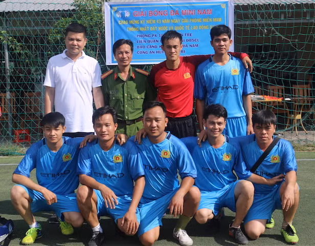 Đội bóng Công an huyện Ba Tri, tỉnh Bến Tre.