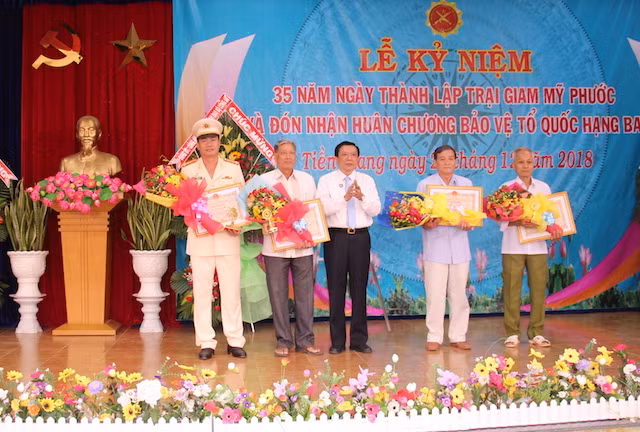 Đại diện Tỉnh uỷ, UBND tỉnh Tiền Giang trao Bằng khen cho các tập thể, cá nhân.