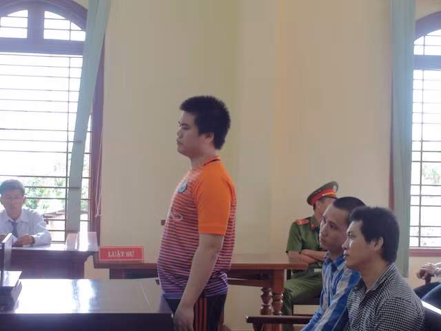 Bị cáo Việt (đứng) tại phiên tòa.