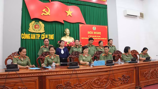 Đại diện các đơn vị ký kết thi đua.
