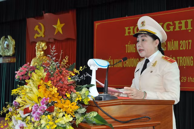 Thiếu tướng Trần Thị Ngọc Đẹp, Giám đốc Cảnh sát PCCC TP Cần Thơ báo cáo Thứ trưởng Bộ Công an cùng các đại biểu kết quả các mặt công tác. Thiếu tướng Trần Thị Ngọc Đẹp, Giám đốc Cảnh sát PCCC TP Cần Thơ báo cáo Thứ trưởng Bộ Công an cùng các đại biểu kết quả các mặt công tác.