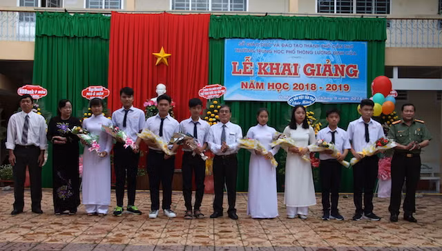Đại tá Nguyễn Văn Thuận, Phó giám đốc Công an TP Cần Thơ trao học bổng cho thầy, trò trường Lương Định Của.