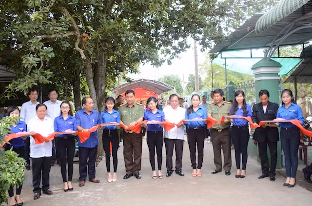 Lãnh đạo Thành ủy Cần Thơ, Quận ủy, UBND quận Bình Thủy và lãnh đạo Công an TP Cần Thơ cắt băng khánh thành.