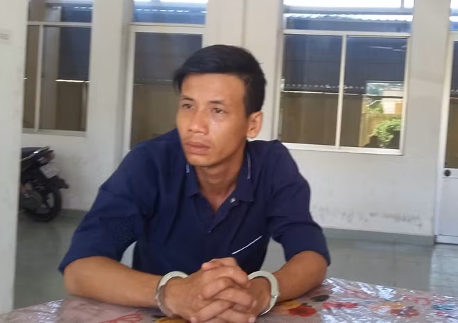 Vũ cùng chiếc xe tang vật.