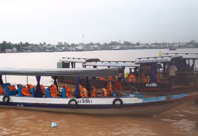 Du khách lên tàu, tham quan Chợ nổi Cái Răng.