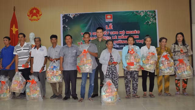 500 phần quà Tết dược trao cho người nghèo tại huyện Vĩnh Thuận vào chiều 27 Tết.