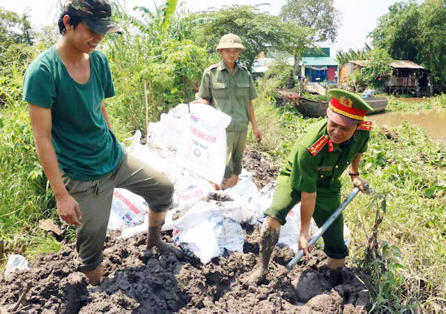 Lực lượng Công an gia cố bờ bao tại Cồn Khương.