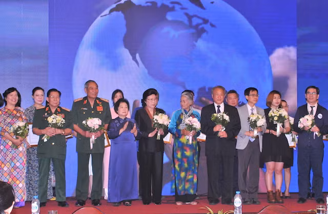 Chủ tịch Hội đồng quản lý Quỹ Hòa Bình Mỹ Lai – bà Trương Ngọc Thủy trao hoa, cảm ơn các cá nhân, tổ chức trong và ngoài nước đã tích cực đóc góp, hỗ trợ cho Quỹ không ngừng lớn mạnh.