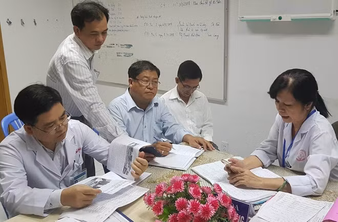Thanh tra Sở Y tế TP Cần Thơ xác minh thông tin, hồ sơ về các bệnh nhân tại bệnh viện.
