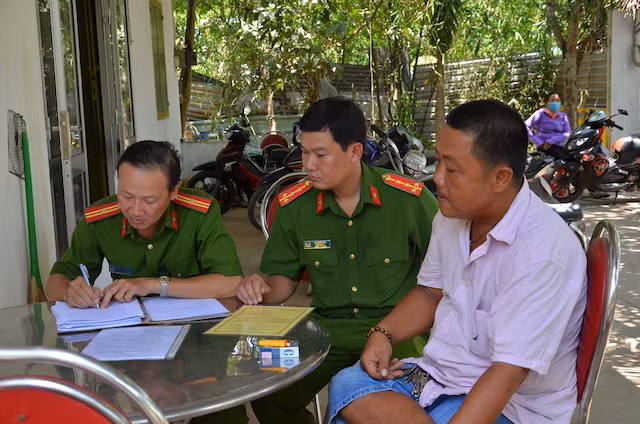 Lực lượng Công an lập biên bản đối với giám đốc công ty. Lực lượng Công an lập biên bản đối với giám đốc công ty.