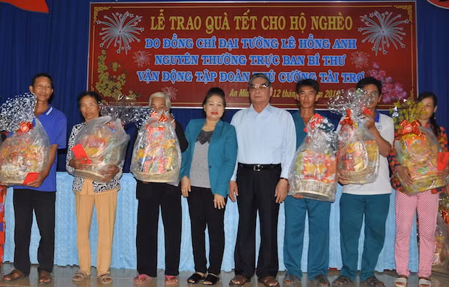 Đại tướng Lê Hồng Anh và phu nhân trao quà cho người nghèo huyện An Minh.