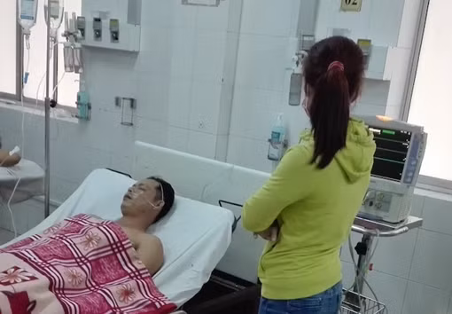 Đôi nam nữ nhập viện với vết thương thấu ngực