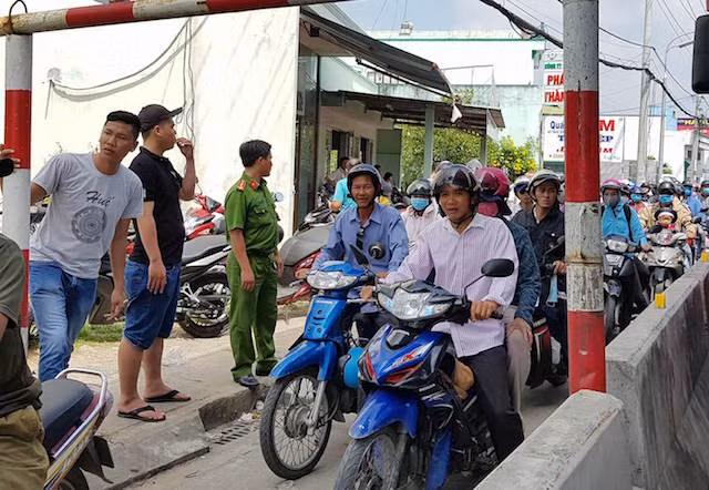 Lực lượng Công an giữ gìn trật tự tại quanh khu vực thu phí.