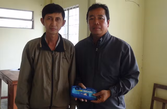 Anh Thái trái trao trả lại tài sản cho người đánh rơi.