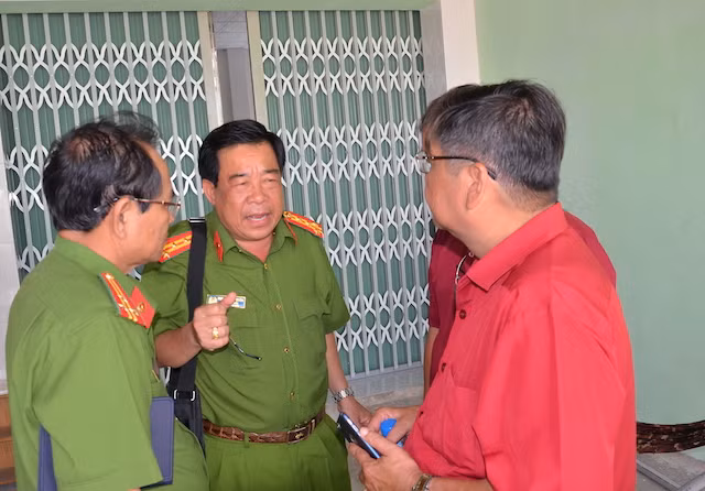 Đại tá Phan Thanh Quân chỉ đạo công tác điều tra, khám nghiệm hiện trường xảy ra vụ án.