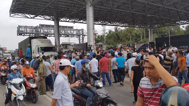Các làn thu phí của BOT Cần Thơ - Phụng Hiệp bị "phong toả" vào chiều 5-1, ùn tắc nghiêm trọng trên quốc lộ 1.