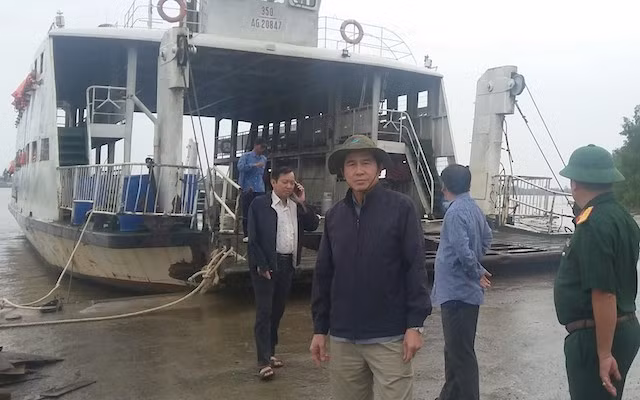Chủ tịch UBND tỉnh Tiền Giang Lê Văn Hưởng kiểm tra công tác ứng phó bão trên địa bàn. Chủ tịch UBND tỉnh Tiền Giang Lê Văn Hưởng kiểm tra công tác ứng phó bão trên địa bàn.