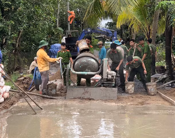 Cán bộ chiến sỹ góp sức xây dựng tuyến đường giao thông nông thôn.