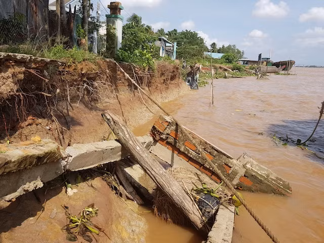 Sạt lở đất bờ sông ngày càng nghiêm trọng ở ĐBSCL. Sạt lở đất bờ sông ngày càng nghiêm trọng ở ĐBSCL.