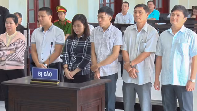 Nhóm bị cáo tại phiên tòa.