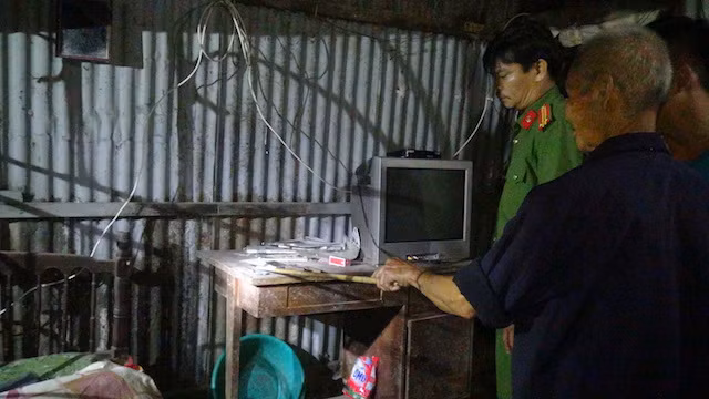 Lực lượng Công an khám xét nơi ở của nghi phạm.