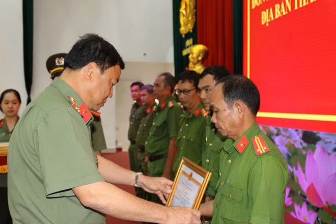 Đại tá Trần Ngọc Hạnh, Giám đốc Công an TP Cần Thơ trao khen có các tập thể, cá nhân có thành tích.