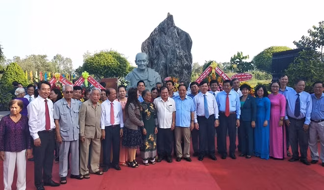 Lãnh đạo tỉnh Vĩnh Long cùng thân nhân mẹ Nguyễn Thị Ngọt và người dân chụp hình lưu niệm vào sáng 20-12.