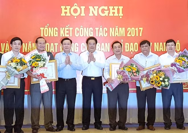 Phó Thủ tướng Chính phủ Vương Đình Huệ trao khen cho các cá nhân.