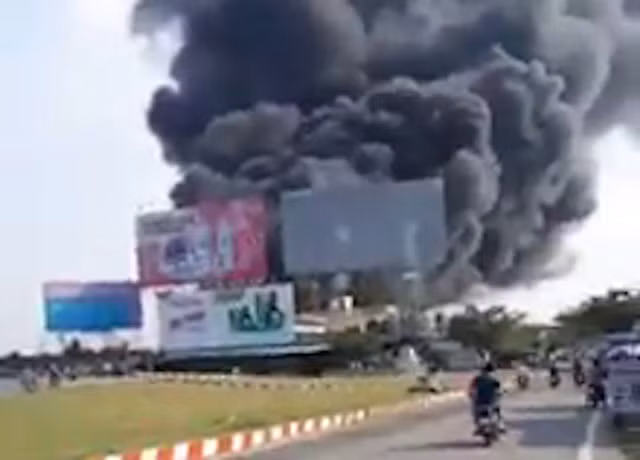 Cột khói cao hàng chục mét, bốc lên từ đám cháy.
