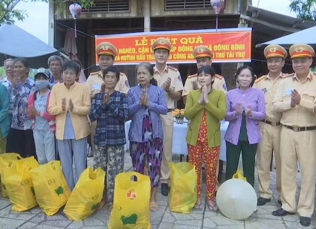 Cán bộ chiến sĩ CSGT Công an TP Cần thơ trao quà cho ngời dân.