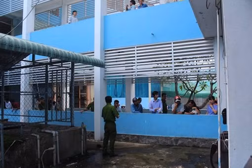 Nữ cán bộ y tế xã vào bệnh viện nhẩy lầu tử vong