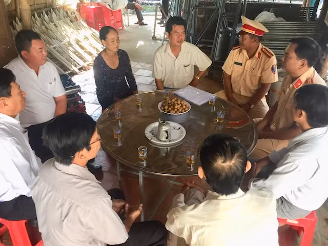 Đoàn công tác tặng quà, thăm hỏi động viên các gia đình nạn nhân bị tai nạn giao thông