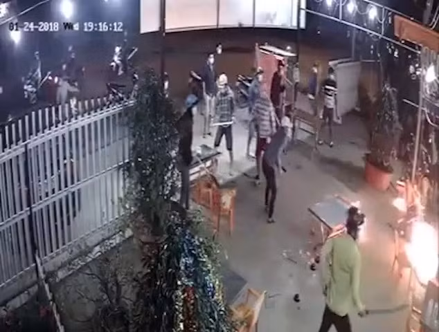 Hình ảnh nhóm thanh niên mang theo hung khí xông vào quán nhậu được camera ghi nhận. Hình ảnh nhóm thanh niên mang theo hung khí xông vào quán nhậu được camera ghi nhận.