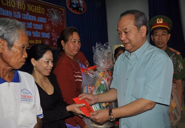 Ông Nguyễn Việt Cường, Chủ tịch HĐQT Tập đoàn Phú Cường trao quà cho người nghèo An Minh.