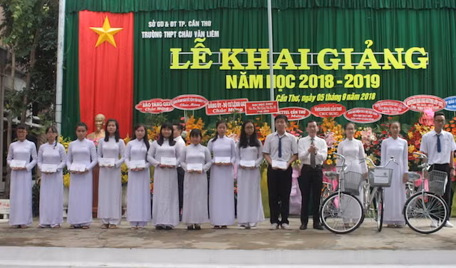 Chủ tịch UBND TP Cần Thơ Võ Thành Thống trao học bổng cho các em học sinh.
