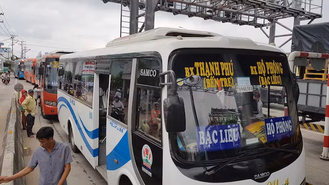 Ùn ứ giao thông nghiêm trọng kéo dài trên quốc lộ 1.