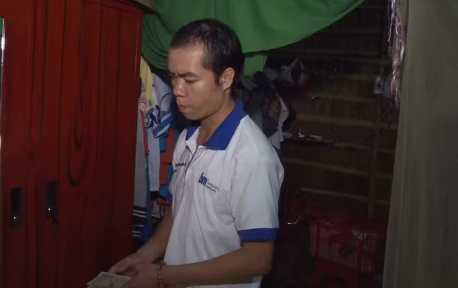 Đối tượng Côi bị bắt khi trộm ví tiền của nữ giáo viên.