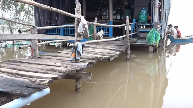 Người dân khẩn trương gia cố lại nhà cửa cho an toàn trong mùa lũ.