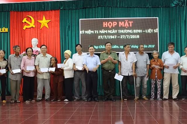 Đại tá Trần Ngọc Hạnh và lãnh đạo quận Ô Môn trao quà cho các gia đình chính sách tiêu biểu trên địa bàn.