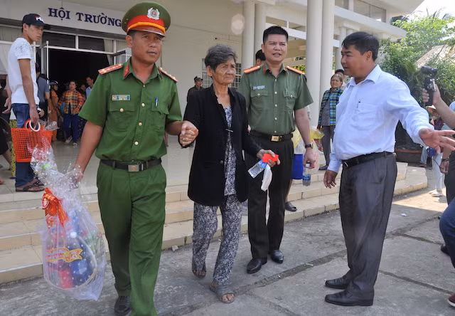 500 phần quà Tết được trao cho người nghèo huyện An Minh.