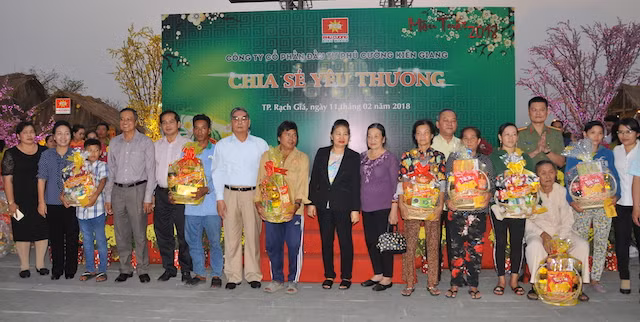 Đại tướng Lê Hồng Anh và phu nhân cùng các đại biểu trao quà cho người dân.