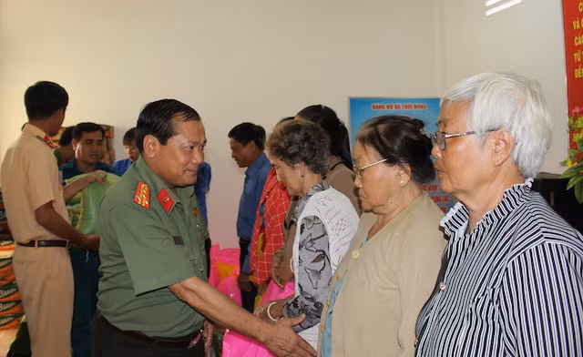 Đại tá Nguyễn Văn Thuận thăm hỏi, tặng quà cho các hộ gia đình chính sách.