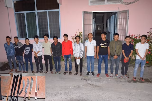 Các đối tượng cùng hung khí bị thu giữ. Các đối tượng cùng hung khí bị thu giữ.