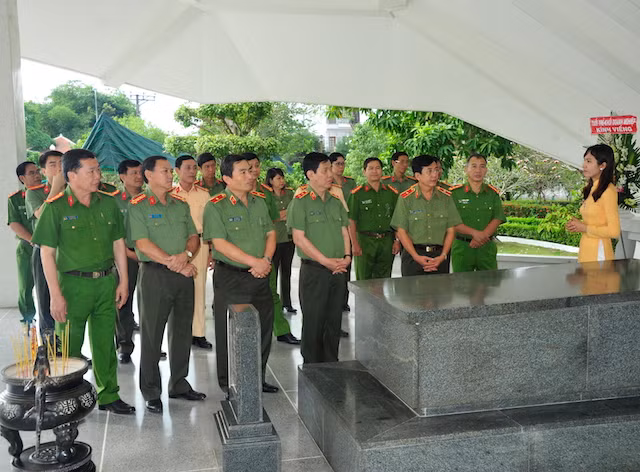Thứ trưởng Nguyễn Văn sơn cùng đoàn công tác cũng đã đến dâng hoa, dâng hương khu mộ cụ Phó bảng Nguyễn Sinh Sắc.