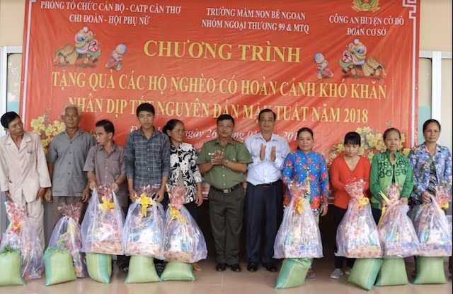 Những phần quà được trao tận tay cho các gia đình.