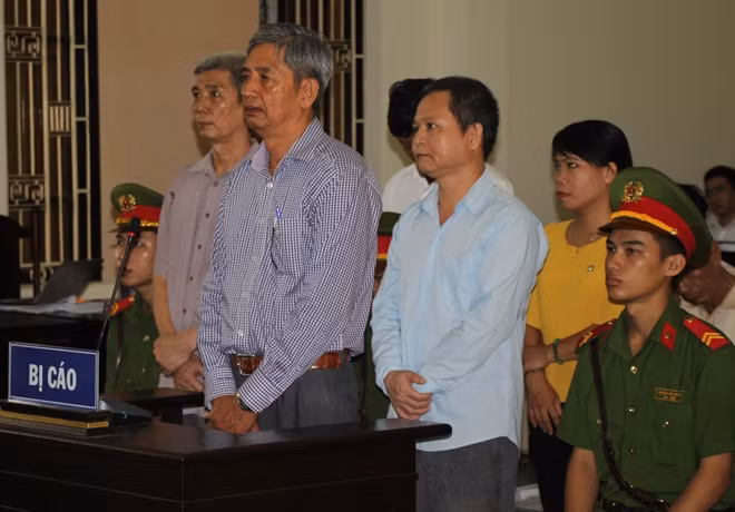 Diệp Văn Sơn cùng các bị cáo tại phiên tòa.