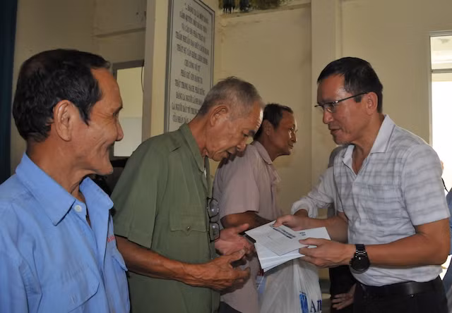 Ông Lâm Tấn Lợi trao quà tết cho người dân tại xã Hữu Đạo (huyện Châu Thành).