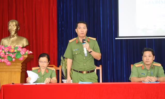 Ban giám thị Trại giam Mỹ Phước đối thoại với gia đình các phạm nhân. Ban giám thị Trại giam Mỹ Phước đối thoại với gia đình các phạm nhân.