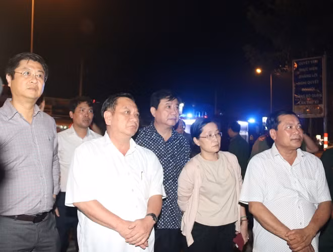 Bí thư Thành uỷ Cần Thơ Trần Quốc Trung chỉ đạo công tác chữa cháy tại hiện trường.