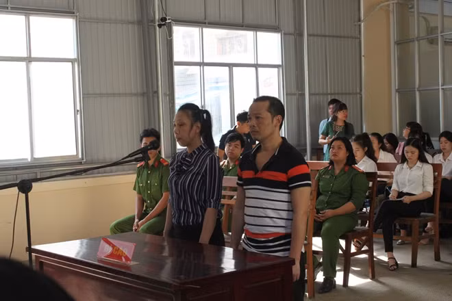 Bị cáo Uyển và Hà tại phiên toà.